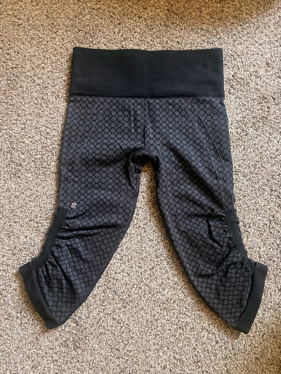 lululemon athletica Pants - Lululemon Geometric Pattern Capri Leggings Size 8
